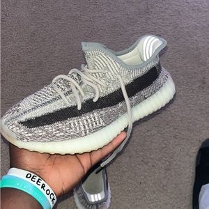 adidas Yeezy Boost 350 V2 Size 8